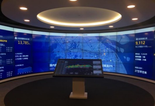 上海大数据应用展示中心的大屏幕可显示南京西路商圈实时客流总量等